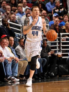 詹姆斯关键时刻稳住节奏